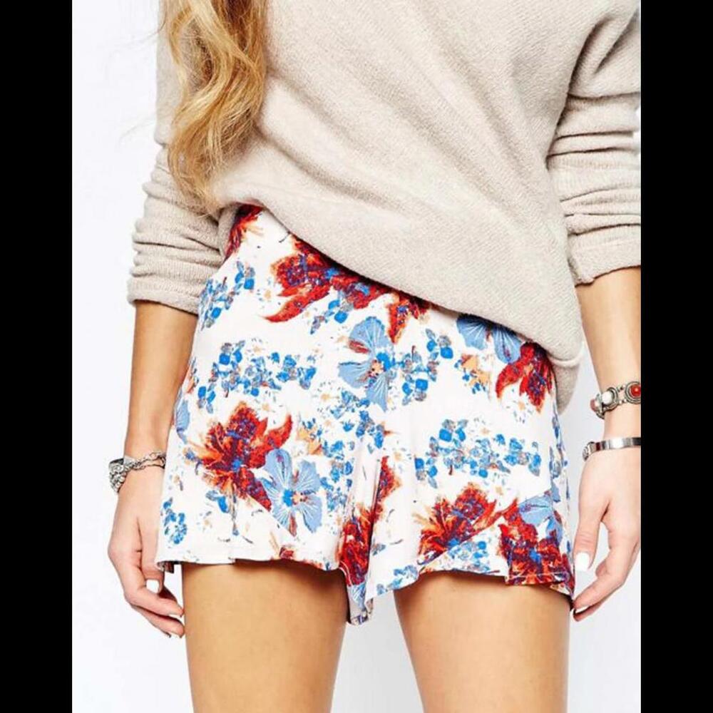NWT Free People Fiona Flutter Shorts in Sand Dollar Size 6